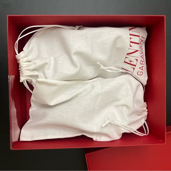 Valentino Garavani Rockstud T-Strap - Picture 8 of 10